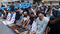 Umat Muslim Sunni melaksanakan salat Idul Fitri di jalan setelah Wakaf Sunni melarang salat Idul Fitri di masjid, meskipun telah mengumumkan kelanjutan Ramadan, di Baghdad, Irak, 30 Maret 2025. REUTERS/Ahmed Saad 