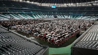 Umat Muslim menghadiri salat Idul Fitri yang menandai berakhirnya bulan puasa Ramadan, di Stadion Education City, di Al Rayyan, Qatar, 30 Maret 2025. REUTERS/Ibraheem Abu Mustafa
