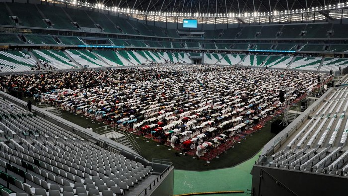 Potret Sejumlah Negara Rayakan Idul Fitri Hari Ini Muslim worshippers attend Eid al-Fitr prayer marking the end of the holy fasting month of Ramadan, at Education City Stadium, in Al Rayyan, Qatar, March 30, 2025. REUTERS/Ibraheem Abu Mustafa
