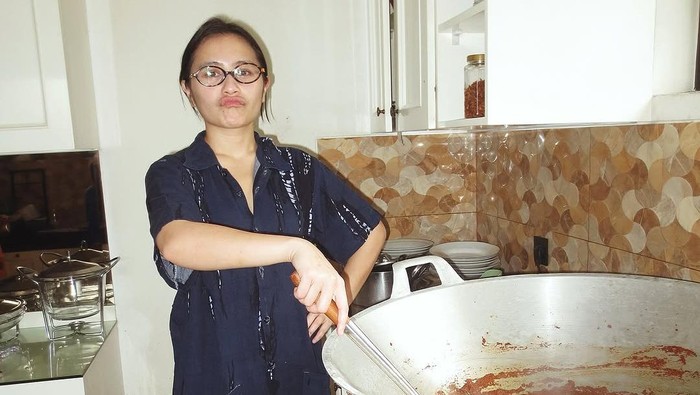 Prilly Latuconsina masak rendang.