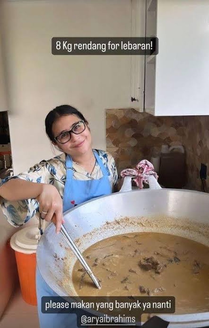 Prilly Latuconsina Bagikan Keseruan Masak Rendang 8 Kg Buat Lebaran! Prilly Latuconsina Bagikan Keseruan Masak Rendang 8 Kg Buat Lebaran!