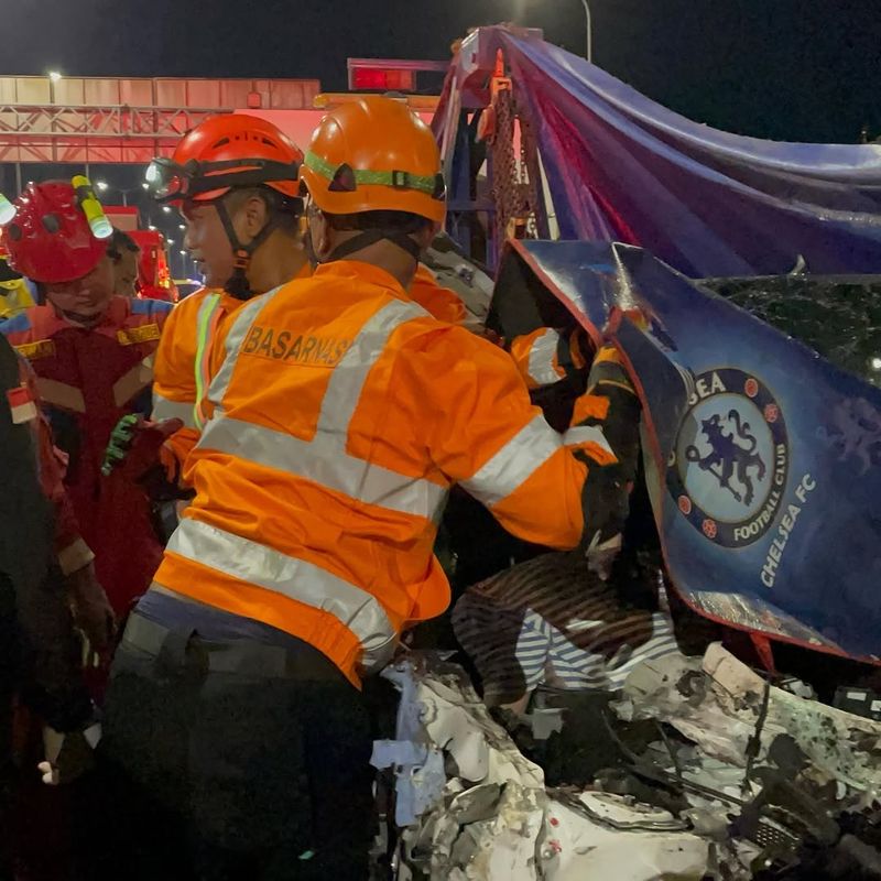 Proses evakuasi Ioniq remuk usai menabrak truk mogok di Tol JORR. (dok.Instagam SAR Jakarta)