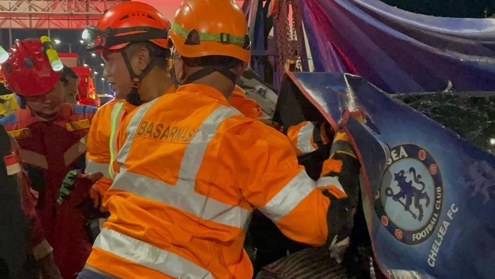 Proses evakuasi Ioniq remuk usai menabrak truk mogok di Tol JORR. (dok.Instagam SAR Jakarta)