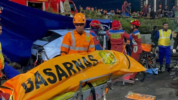 Proses evakuasi Ioniq remuk usai menabrak truk mogok di Tol JORR. (dok.Instagam SAR Jakarta)