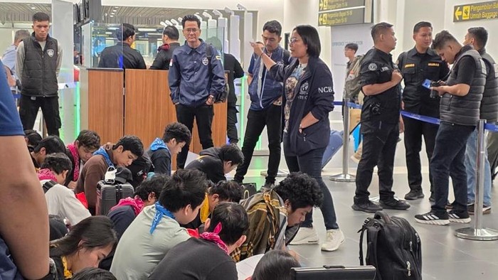 Proses pemulangan 29 WNI dari Filipina usai ditangkap terkait judi online dan online scam. (dok.Istimewa)