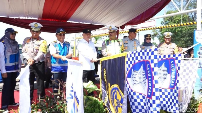 Prosesi penutupan rekayasa lalu lintas di KM 71 Tol Japek