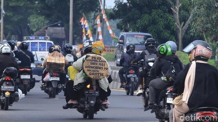 Ragam cerita mewarnai suasana mudik Lebaran 2025. Tidak ketinggalan sebagian pemudik pun mencurahkan isi hati lewat tulisan menarik yang melekat di belakang kendaraannya saat melintasi Jalan Pantura Indramayu, Jawa Barat.