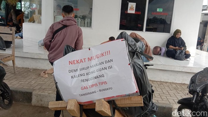 Ragam cerita mewarnai suasana mudik Lebaran 2025. Tidak ketinggalan sebagian pemudik pun mencurahkan isi hati lewat tulisan menarik yang melekat di belakang kendaraannya saat melintasi Jalan Pantura Indramayu Ragam cerita mewarnai suasana mudik Lebaran 2025. Tidak ketinggalan sebagian pemudik pun mencurahkan isi hati lewat tulisan menarik yang melekat di belakang kendaraannya saat melintasi Jalan Pantura Indramayu, Jawa Barat.