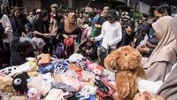 Pasar tersebut menjadi salah satu lokasi favorit warga dari sejumlah wilayah Bandung Raya untuk berbelanja pakaian Lebaran 2025.  