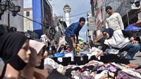 Warga memilih pakaian yang dijual di Pasar tumpah di Dalem Kaum, Bandung, Jawa Barat, Sabtu (29/3/2025).