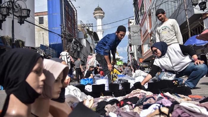 Warga melihat tas dan pakaian yang dijual di Pasar tumpah di Dalem Kaum, Bandung, Jawa Barat, Sabtu (29/3/2025). Pasar tersebut menjadi salah satu lokasi favorit warga dari sejumlah wilayah Bandung Raya untuk berbelanja pakaian Lebaran 2025 karena dianggap mempunyai harga yang lebih terjangkau. ANTARA FOTO/Novrian Arbi/wpa.