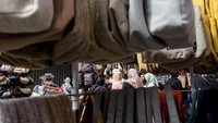 Warga ramai ke pasar tersebut karena dianggap mempunyai harga yang lebih terjangkau.  