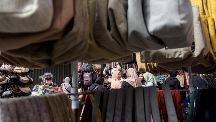 Ramainya Pasar Tumpah Jelang Lebaran di Bandung Warga melihat tas dan pakaian yang dijual di Pasar tumpah di Dalem Kaum, Bandung, Jawa Barat, Sabtu (29/3/2025). Pasar tersebut menjadi salah satu lokasi favorit warga dari sejumlah wilayah Bandung Raya untuk berbelanja pakaian Lebaran 2025 karena dianggap mempunyai harga yang lebih terjangkau. ANTARA FOTO/Novrian Arbi/wpa.