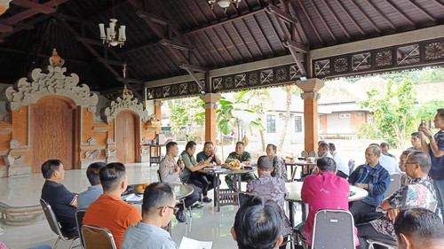 Rapat koordinasi terkait video viral pelanggaran Nyepi di Kampung Loloan, Minggu (30/3/2025). Rapat digelar di Rumah Jabatan Bupati Jembrana. (I Putu Adi Budiastrawan/detikBali)