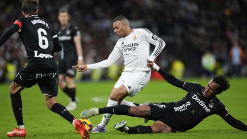 Leganes Dani Raba tackles Real Madrids Kylian Mbappe during a Spanish La Liga soccer match between Real Madrid and Leganes at the Santiago Bernabeu stadium in Madrid, Spain, Saturday, March 29, 2025. (AP Photo/Manu Fernandez)