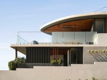 Unik! Ada Rumah Perahu Pemandangan Laut Bikin Nuansa Pantai Indoor