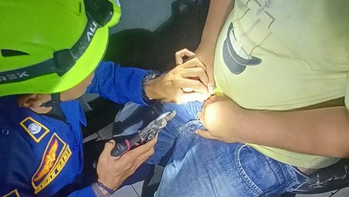 Saat Damkar evakuasi warga Majalengka yang alat kelaminnya terjepit resleting.