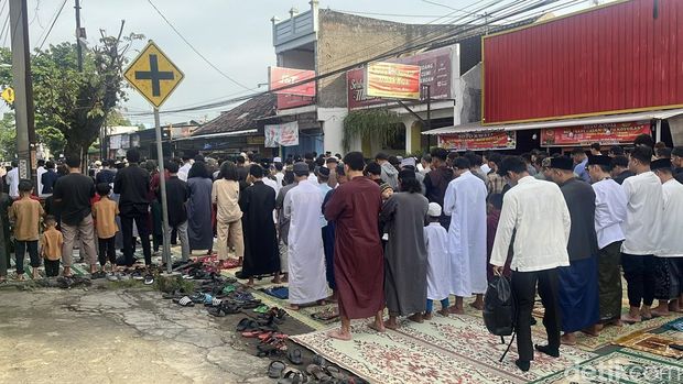 Ratusan masyarakat melaksanakan Salat Idul Fitri di Jalan Jaya Wijaya, Mojosongo, Solo pada hari ini, Minggu (30/3/2025).
