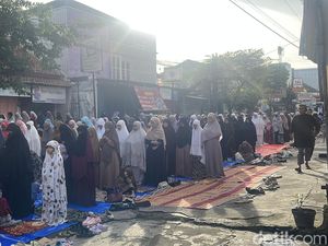 Video: Ikuti Rukyat Global, Sejumlah Warga di Solo Gelar Salat Id Hari Ini