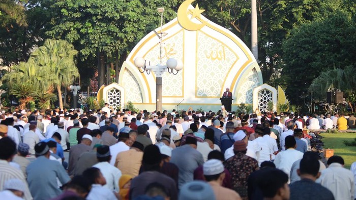 Salat Id di Balai Kota Surabaya