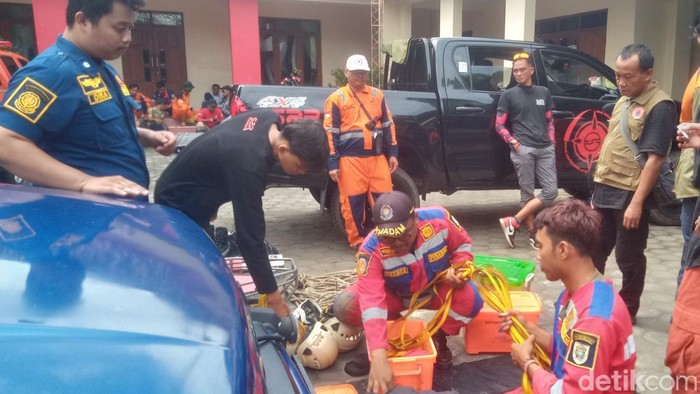Tim SAR gabungan saat bersiapa memulai proses evakuasi nenek yang ditemukan tersangkut di jurang 12 meter di Jatinom, Klaten, Minggu (30/3/2025).
