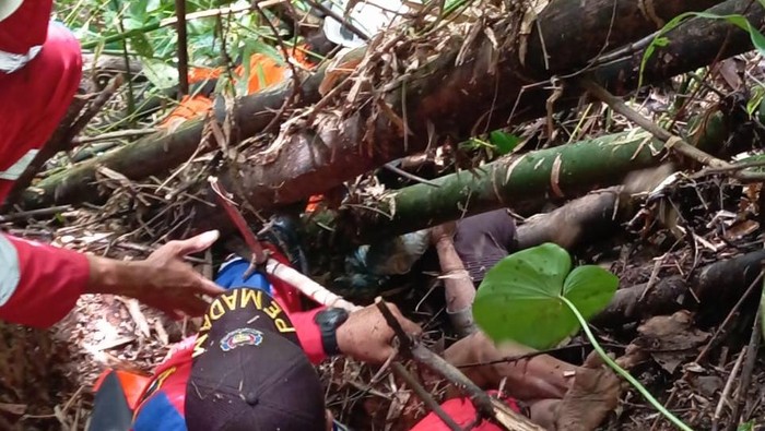 Tim SAR gabungan saat mengevakuasi nenek yang ditemukan tersangkut di jurang 12 meter di Jatinom, Klaten, Minggu (30/3/2025).