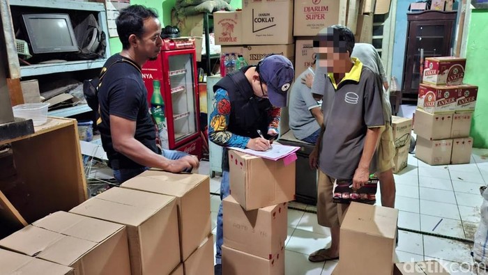Satuan Narkoba Polresta Cirebon saat merazia ratusan botol miras