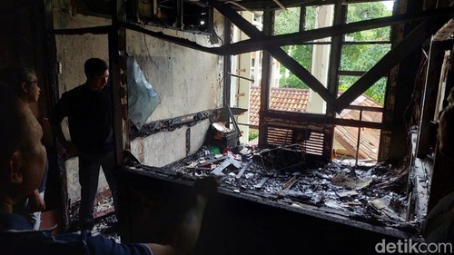 Sekda Bali Dewa Made Indra beserta Kepala Biro Umum dan Protokol Setda Bali I Wayan Budiasa melihat kondisi ruangan yang terbakar di kantor Gubernur Bali, Minggu (30/3/2025). (Foto: Rizki Setyo/detikBali)