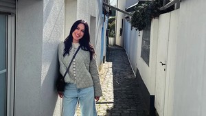Sophia Latjuba bergaya kasual saat berpose di sela me time-nya tersebut. Foto: Instagram @sophia_latjuba88