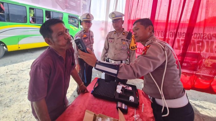 Sopir saat dicek di Pos Pelayanan Terpadu Bagan Sinembah