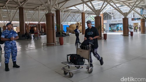 Suasana Bandara Internasional Lombok (BIL) jelang Lebaran 2025, Minggu (31/3/2025). (Edi Suryansyah/detikBali)