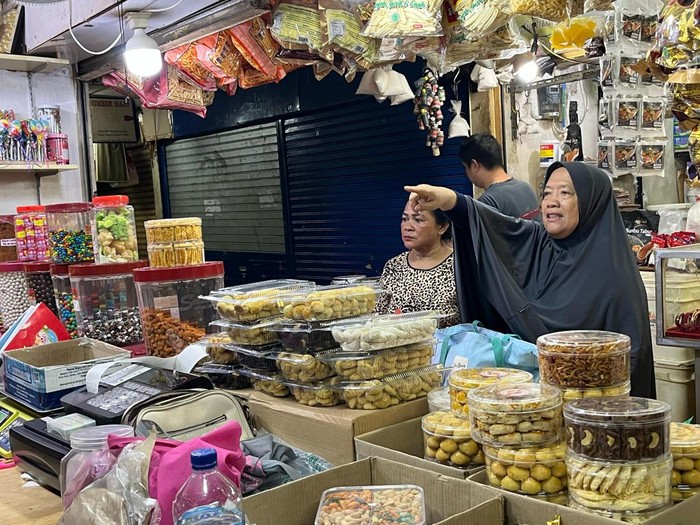 Suasana berburu kue kering di Pasar Jatineraga, Jaktim, di last minute Lebaran 1446 hijriah.