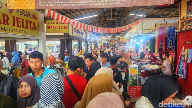 Suasana di Pasar Semi Modern Palabuhanratu.