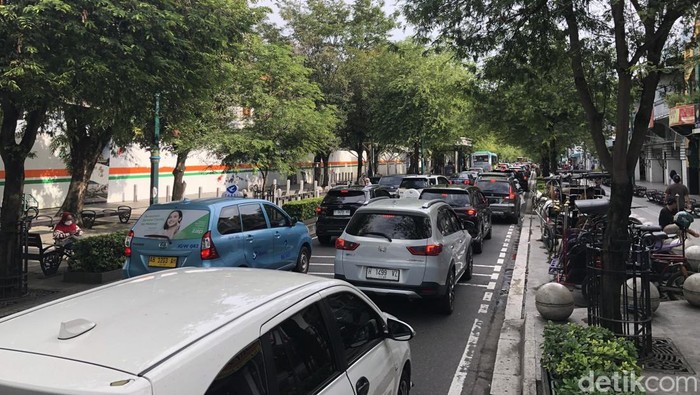 Suasana lalu lintas di Malioboro Jogja, Minggu (30/3/2025) sore.
