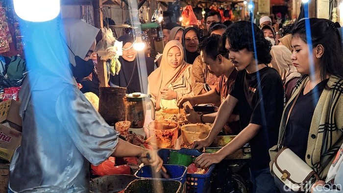 Suasana lapak bumbu giling Heri di Pasar Modern Sukabumi.