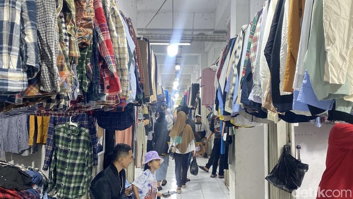 Suasana pasar cimol di Pasar Pelita Sukabumi.
