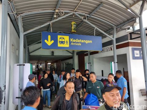 Suasana penumpang di Stasiun Gubeng