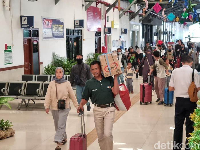 Suasana penumpang di Stasiun Gubeng