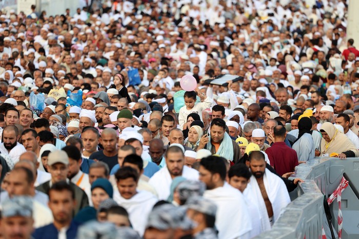 Muslims gather to perform the morning prayer at the Grand Mosque in Saudi Arabias holy city of Mecca at the start of Eid al-Fitr, which marks the end of the Muslim holy fasting month of Ramadan, early on March 30, 2025. (Photo by Abdel Ghani BASHIR / AFP)
