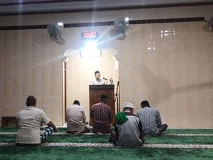 Khidmat Salat Tarawih Saat Nyepi di Tabanan