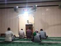 Khidmat Salat Tarawih Saat Nyepi di Tabanan