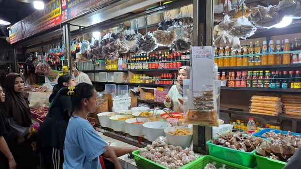 Suasana warga berburu bumbu giling rendang dan opor di Pasar Senen, Jakarta Pusat, pada H-1 Idul Fitri 1446 hijriah, Minggu (30/3/2025).