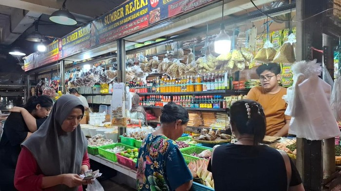 Suasana warga berburu bumbu giling rendang dan opor di Pasar Senen, Jakarta Pusat, pada H-1 Idul Fitri 1446 hijriah, Minggu (30/3/2025).