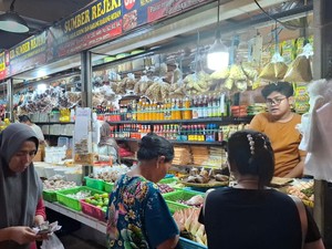 Bumbu Rendang hingga Opor Laris Manis H-1 Lebaran di Pasar Senen
