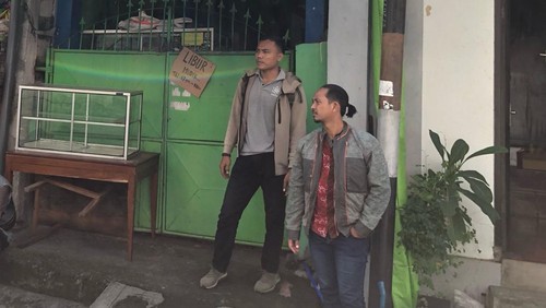 Subsatgas Gakkum Operasi Ketupat Agung 2025 Polda Bali berpatroli dan menyelidiki rumah-rumah kosong yang ditinggal pemudik, Minggu (30/3/2025). (Dok. Polda Bali)