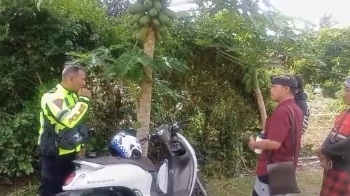 Tangkapan layar video viral seorang polisi diamankan petugas Desa Adat Sumbersari, Kecamatan Melaya, Jembrana, Bali, lantaran berkeliaran saat Hari Suci Nyepi, Sabtu (29/3/2025). (Foto: Dok. Istimewa)