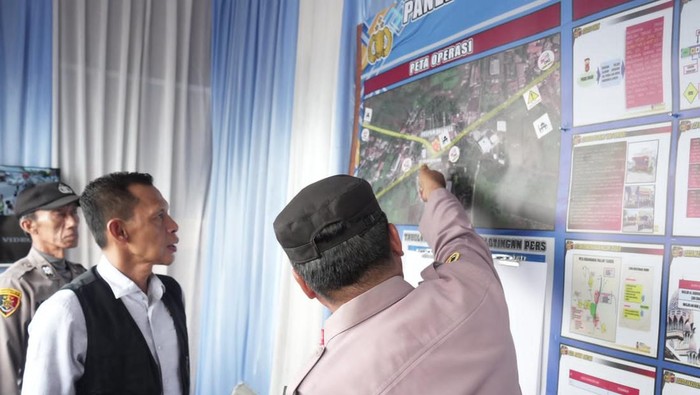 Wakil Bupati (Wabup) Bogor Ade Ruhandi meninjau sejumlah titik pos pengamanan (pospam), salah satunya yang berpotensi menjadi obyek wisata usai Lebaran (Rizky/detikcom)