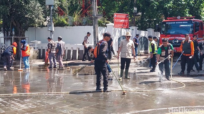 Wakil Wali Kota Cimahi, Adhitia Yudisthira saat meninjau pembersihan kawasan Alun-alun Cimahi.