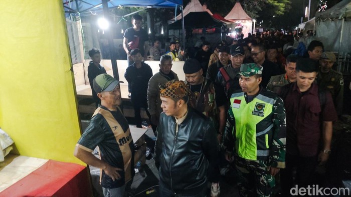Wali Kota Ngatiyana berdebat dengan seorang pedagang soal pembongkaran lapak dagang ilegal di alun-alun Cimahi