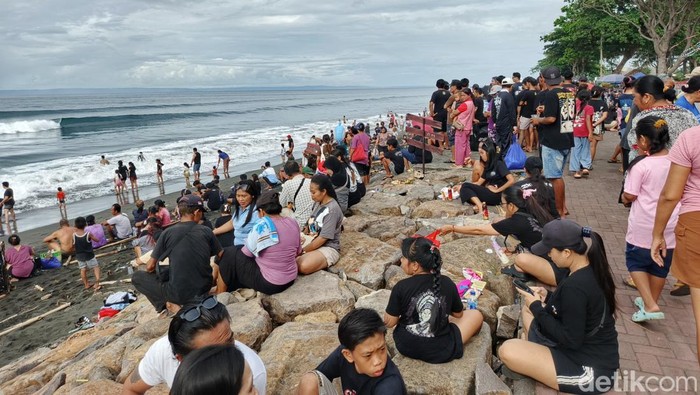 Warga memadati Pantai Delod Berawah, Kecamatan Mendoyo, Kabupaten Jembrana, Bali, saat hari Ngembak Geni, Minggu (30/3/2025). (Foto: I Putu Adi Budiastrawan/detikBali)
